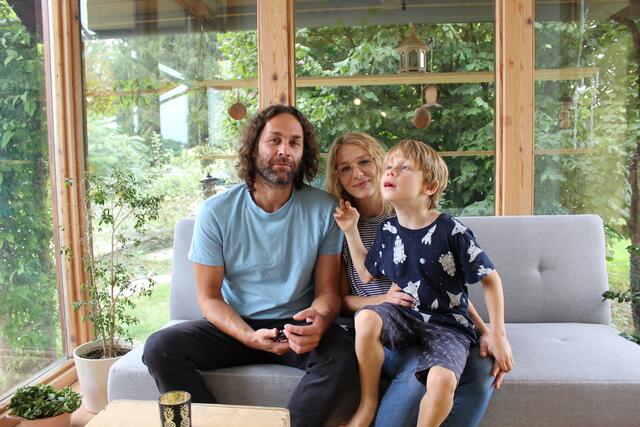 Papa Andreas Hruby und Mama Karin Werner mit Samuel (7). | Foto: Ebner