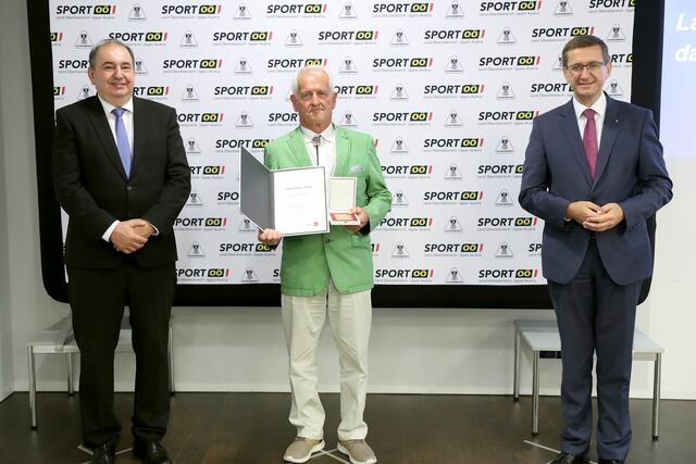 Wirtschafts- und Sport-Landesrat Markus Achleitner zeichnete gemeinsam mit dem Vorsitzenden der Landessportorganisation, Präsident Erich Haider, unter anderem Franz Wollinger aus Walding mit dem Titel „Konsulent“ aus. Von links: Präsident Erich Haider, Konsulent Franz Wollinger und Wirtschafts- und Sport-Landesrat Markus Achleitner.