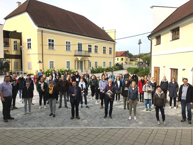 Die Studierenden der Universität für Bodenkultur Wien mit Franz R. Grossauer (Senior Lecturer), Prof. Gernot Stöglehner, Lore Abart-Heriszt, Georg Neugebauer, Leo Glaffy, Johanna Lassl, Denise Bruckner, Andreas Thomaso und Bürgermeisterin Josefa Geiger;