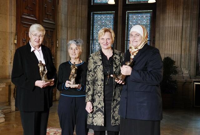 2008 wurde Ruth Klüger (2.v.l.) von Sandra Frauenberger (3.v.l.) mit dem Frauenpreis der Stadt Wien ausgezeichnet. Die anderen Preisträgerinnen in diesem Jahr waren die Frauenpolitikerin Johanna Dohnal (l.) und die Schuldirektorin Zeynep Elibol.