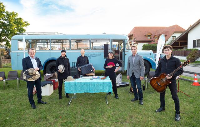 Kulturstadtrat Franz Piribauer, Lia Tiefengraber, Thomas Wolf und Brigitte Tauchner vom SOG.Theater, Gemeinderat Franz Hatvan und Musiker Michael Paul beim Auftakt von "Kultur on Tour" in der Breitenauer Siedlung.