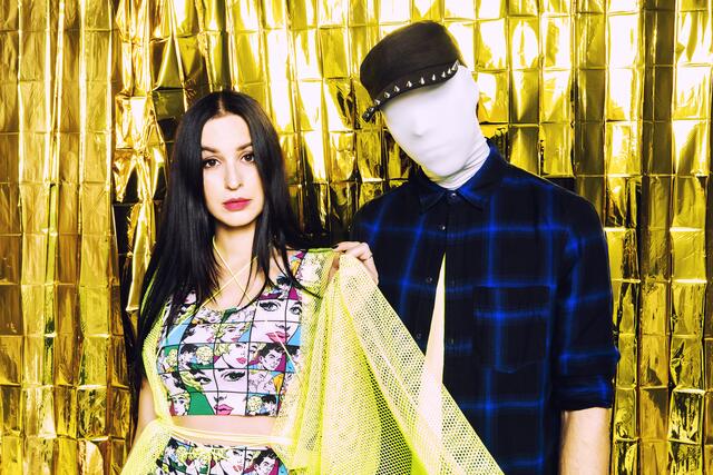 Das Duo „ME“: die Singer-Songwriterin Mella Casata alias Melanie Hirner und der Rhythmiker „Eyht“. Die Fotos entstanden im Museum Arbeitswelt in Steyr.