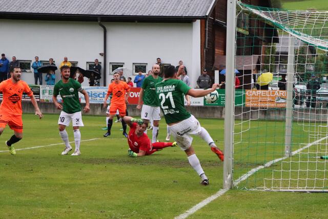 Ein rassiges Lokalderby. St. Peter-Torschütze Sandro Jost (Nr. 21) kann in dieser Szene gerade noch den Ball vor der Torlinie wegschlagen.