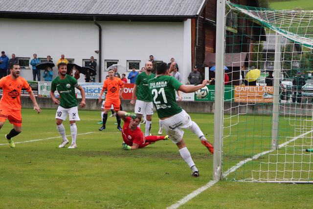 Ein rassiges Lokalderby. St. Peter-Torschütze Sandro Jost (Nr. 21) kann in dieser Szene gerade noch den Ball vor der Torlinie wegschlagen.  | Foto: Schmidt