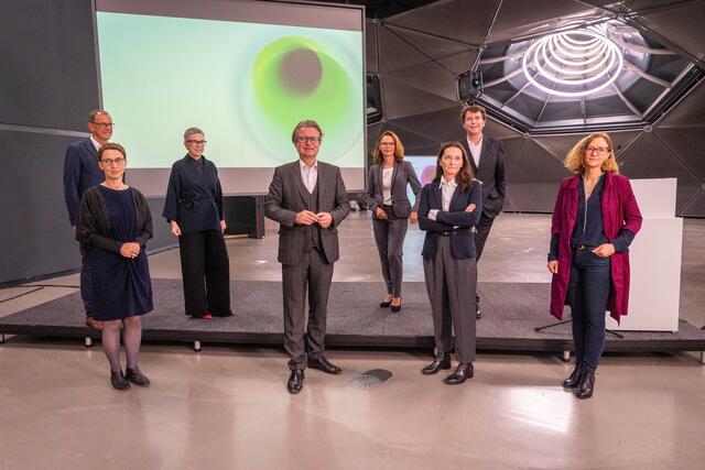Kulturlandesrat Christopher Drexler mit der Geschäftsführung des UMJ und den KuratorInnen der Ausstellungen der STEIERMARK SCHAU: hinten v.l.n.r. UMJ-Direktor Wolfgang Muchitsch, Barbara Steiner (Kunsthaus), UMJ-Direktorin Alexia Getzinger, Alexander Kada (mobiler Pavillon), vorne v.l.n.r. Birgit Johler (Volkskundemuseum), LR Christopher Drexler, Bettina Habsburg-Lothringen (Museum für Geschichte), Astrid Kury (mobiler Pavillon)