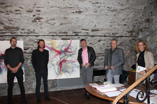 Kulturinteressiert: Bürgermeister Gerhard Pirih (Mitte) und Kulturstadtrat Franz Eder besuchten die Ausstellung von Udo Hohenberger (2. von links) und Tea Curk Sorta.