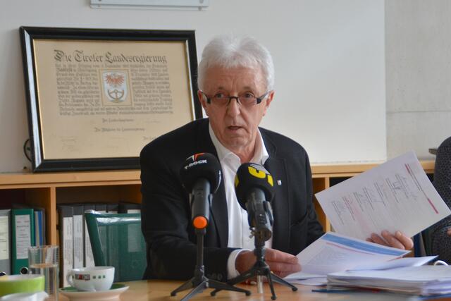 Radfelds Bürgermeister hält weiterhin an seiner Meinung fest, was den Wasserverband und den Hochwasserschutz angeht. Jetzt wirft er dem Land Tirol vor, unrichtige Informationen an die Gemeinden rausgegeben zu haben.