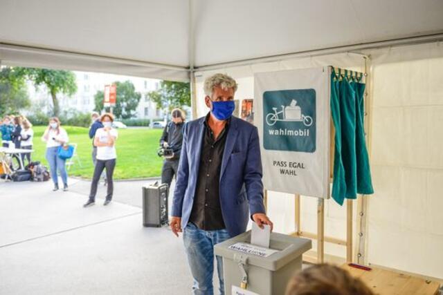Der Moderator und Autor Dirk Sterman bei der Stimmabgabe bei der Wiener Pass Egal Wahl 2020.
