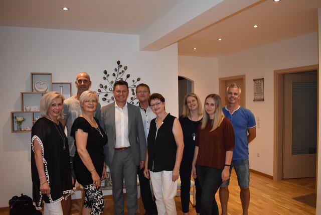 von links nach rechts: Vizebügermeisterin Birgit Grafl, Schwiegersohn Schmidt Wolfgang, Schwester Susanna Rathmanner, Bürgermeister Erich Trummer, Lebenspartner Franz Lex, Geburtstagskind Brigitte Godovitsch, Tochter Marion Godovitsch, Enkelin Vanessa Godovitsch und Sohn Horst Godovitsch;