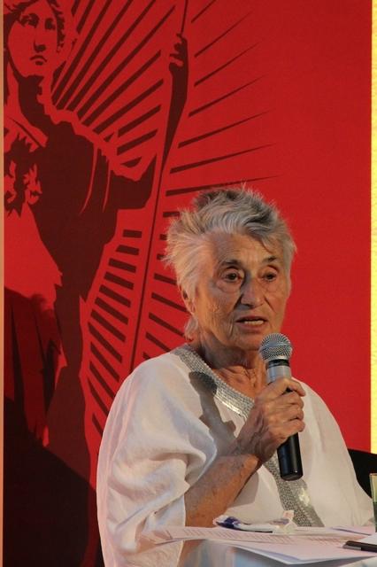 Ihre Erinnerungen als Zeitzeugin und Überlebende des NS-Terrors gab Ruth Klüger auch in zahlreichen Veranstaltungen, wie hier bei einem Besuch im Museum Arbeitswelt 2015, weiter.