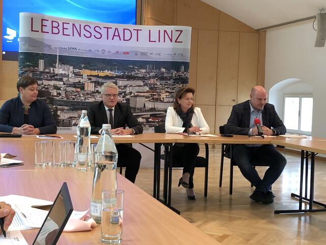 Die Parteispitze der Linzer SPÖ gibt die Ergebnisse der Mitgliederbefragung bekannt.