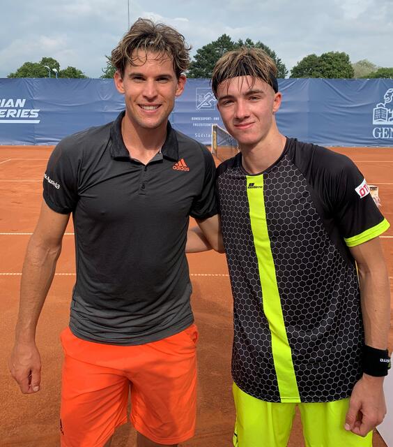 Lukas Neumayer steht im Viertelfinale des Juniorenbewerbs von Paris und ist damit der letzte verbliebene Österreicher bei den French Open. Dominic Thiem musste bei der Elite nach fünfstündigem Kampf gegen den starken Diego Schwartzman das Feld räumen.