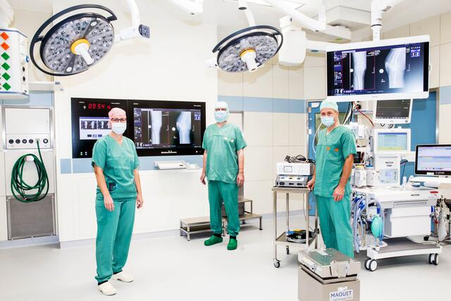 OP-Bereichsleiterin Elke Renz, Primar Johann Schöppl, ärztlicher Leiter des Krankenhauses Braunau, und Markus Plunger, technischer Leiter im St. Josef. | Foto: Krankenhaus Braunau