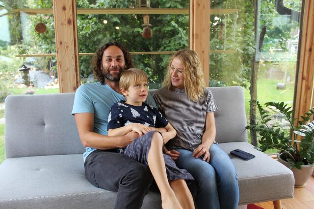 Papa Andreas Hruby und Mama Karin Werner mit Samuel (7). | Foto: Ebner