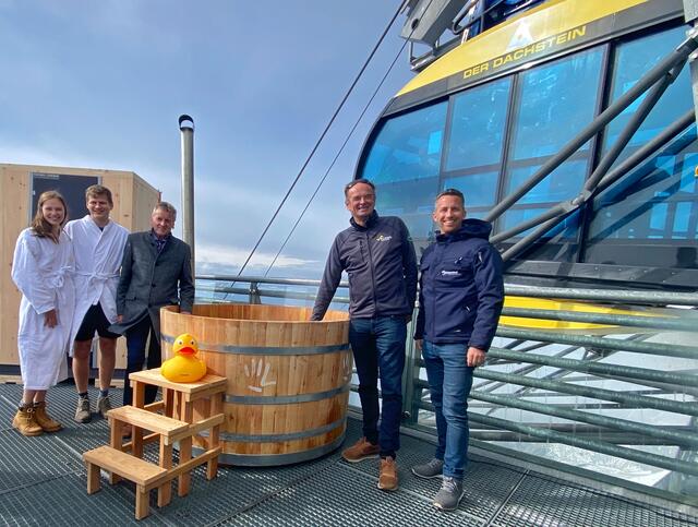 Dampfendes Thermalwasser auf 2.700 Metern Seehöhe: Bad Loipersdorfs Bgm. Herbert Spirk, Geschäftsführer Thermenresort Loipersdorf Philip Borckenstein-Quirini, Geschäftsführer Planai-Bahnen Dir. Georg Bliem präsentieren am Dachstein das höchstgelegene Thermalschaffel Europas.