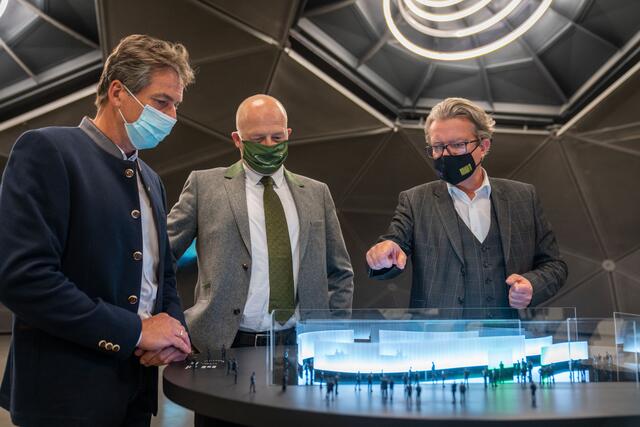 Die Bürgermeister Manfred Lenger und Hermann Trinker (Schladming) mit LR Christoper Drexler.