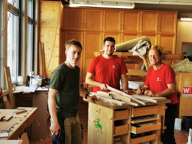 Mit Ausbildner und EuroSkills-Profi Mathias Lenzhofer (rechts) bei den Vorbereitungen.