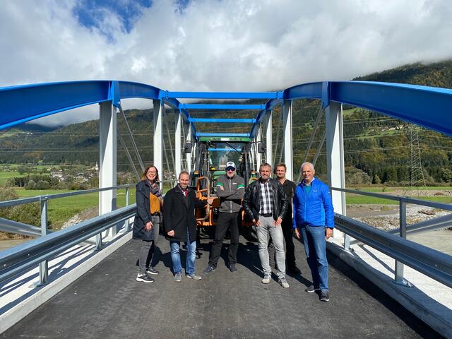 Gemeinde-Vertreter um Bürgermeister Hermann Jantschgi (rechts) bei der Gailbrücke in Stranig, die seit heute für den Verkehr freigegeben ist. | Foto: Marktgemeinde Kirchbach