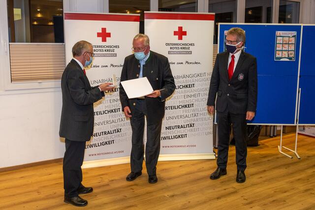 v.l.n.r.: Bezirksstellenleiter Dr. Georg Wojak, Pfarrer Stefan Hofer, Bezirksgeschäftsleiter Ing. Herbert Markler
Fotos: Abdruck honorarfrei, Credits: ÖRK/LV OÖ/Hans Luttinger
