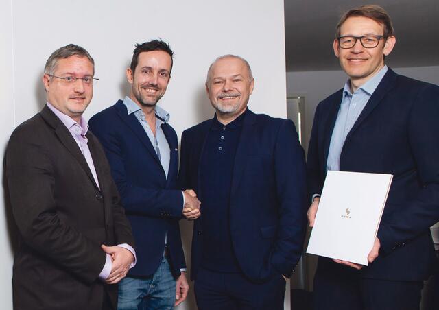 Unterzeichnung des Mietvertrages mit reiter design (v.l.n.r.): Marco Blaha und Bernhard Fuchs (PEMA Holding) mit Harald F. Künzle und Manfred Bauer (GF reiter design gmbh).
