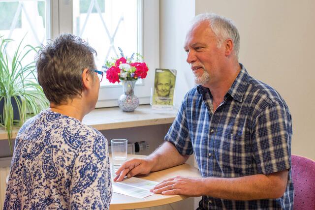Manfred Hörwarter bei einer Demenzberatung. Diese wird individuell an den Betroffenen und die Angehörigen angepasst, um eine bessere Lebensqualität für alle zu schaffen.