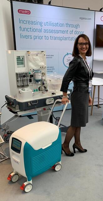 Weißenbacher präsentiert den Prototyp der Nierenmaschine, die Spendernieren mit Blut, Sauerstoff und anderen wichtigen Nährstoffen bei Körpertemperatur versorgt – wie sie dann im klinischen Alltag aussehen soll.