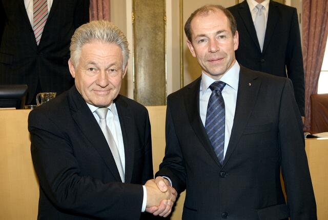 Hiegelsberger (r.) bei der Angelobung mit dem damaligen Landeshauptmann Josef Pühringer (2010).