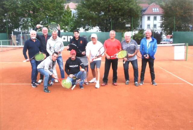 Die erfolgreichen Teilnehmer am Tennisturnier des TC Theo