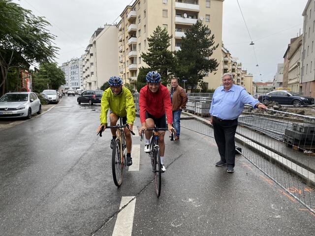 Bezirksvorsteher Paul Stadler und Bezirksrat Alfred Krenek (Verkehr) haben sich den Baufortschritt der „Fahrradstraße“ gemeinsam mit den mehrfachen Staatsmeistern im Radrennfahren, Richard und Kurt Schmied, im Bereich Rautenstrauchgasse angesehen.