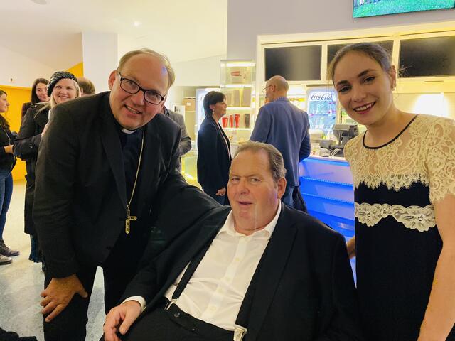 Bischof Hermann Glettler, Ottfried Fischer und Jasmin Mairhofer bei der Weltpremiere in Innsbruck.