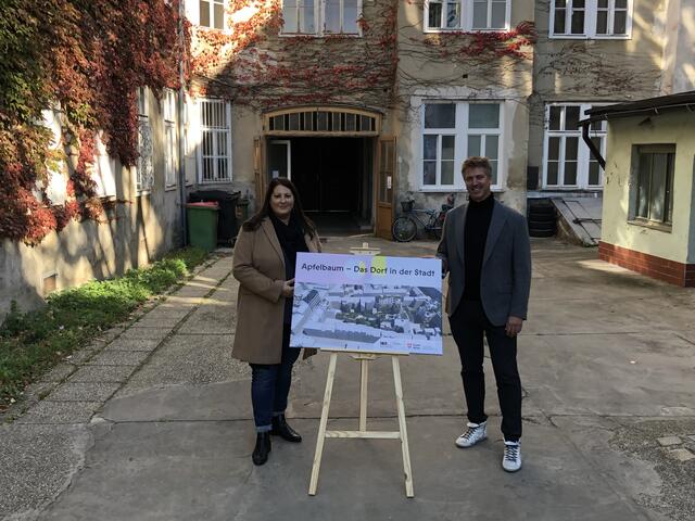 Frauen- und Wohnbaustadträtin Kathrin Gaal mit Clemens Rauhs, Projektinitiator und Geschäftführer der Liv Gruppe, bei der Präsentation von "Apfelbaum" | Foto: mjp