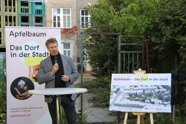 Clemens Rauhs, Projektinitiator und Geschäftführer der Liv Gruppe, präsentiert "Apfelbaum - Das Dorf in der Stadt"