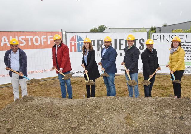 Güzel Bilgin, Matthias Stadler, Gamze Bilgin (Architektin), Ibrahim Bilgin (HB Projects, Pinselstrich und Big Baustoffe), Jean-Francois Hart (HB Projects), Yüksel Altay (Pinselstrich) und Beatrix Bugl (Volksbank Niederösterreich) freuen sich, dass das Projekt umgesetzt werden kann.