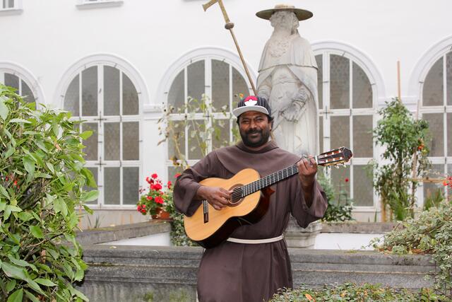 "Musik hat meine Berufung immer begleitet, durch sie und meinen Glauben kann ich den Menschen etwas geben, das ist Erfüllung für mich", sagt Pater Sandesh.