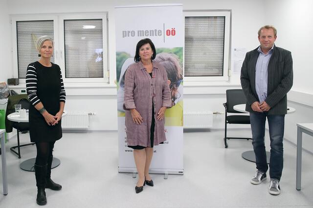 Krisenhilfe OÖ-Geschäftsfeldleiterin Sonja Hörmanseder, Geschäftsfeldleiterin der Krisenhilfe OÖ, Landesrätin Birgit Gerstorfer und Gernot Koren, Geschäftsführer von pro mente OÖ.