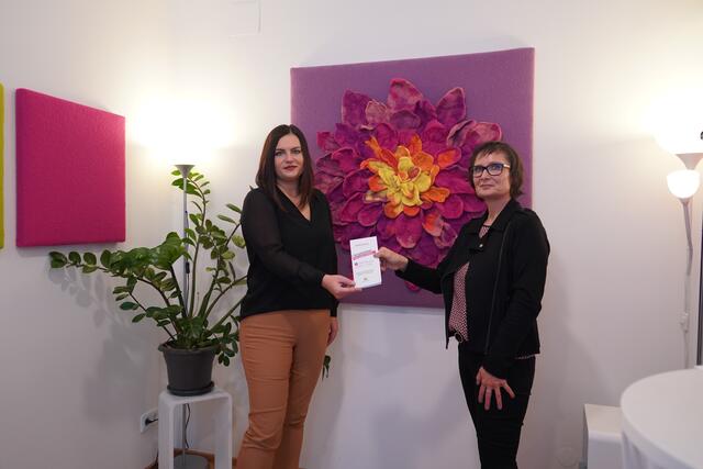 Landeshauptmann-Stellvertreterin Astrid Eisenkopf und Geschäftsführerin Mag.a Karin Behringer-Pfann in der Frauenberatungsstelle "Der Lichtblick" in Neusiedl am See  | Foto: Andrea Glatzer