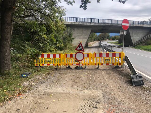 Der Radweg wird neu asphaltiert und ist zwischen Völs und Kematen (Bild) für ca. drei Wochen gesperrt.
