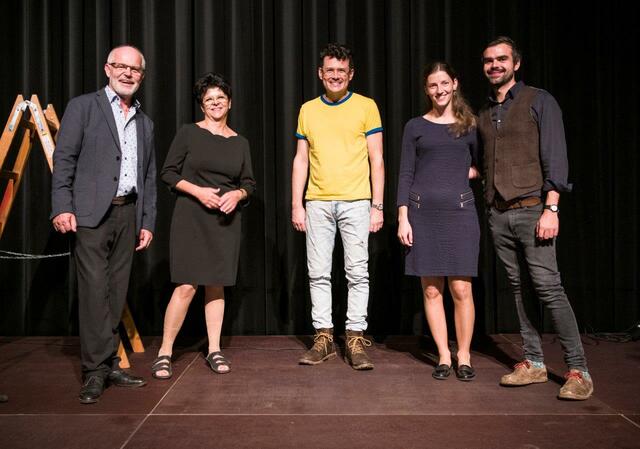 Manuel Rubey, im Bid mit den Gastgeberfamilien Schwammer, bot im VAZ Pinggau einen grandiosen Abend.