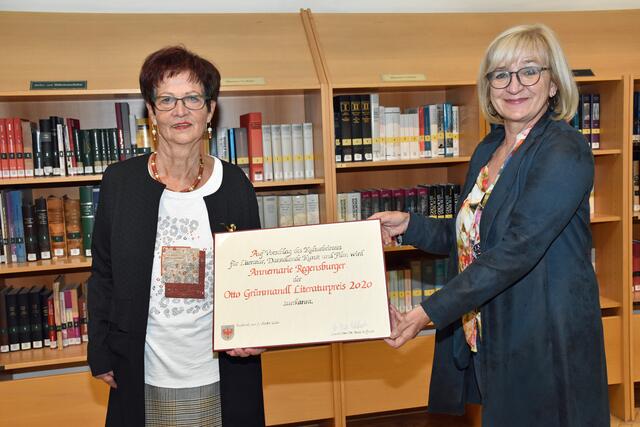 Kulturlandesrätin Beate Palfrader überreicht Annemarie Regensburger (li.) den Otto Grünmandl Literaturpreis 2020.