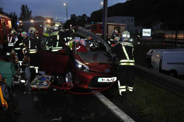 Am 7. Oktober ereignete sich ein schwerer Autounfall auf der B3 in Steyregg. Die Autobahn musste zeitweise komplett gesperrt werden. | Foto: FF Steyregg