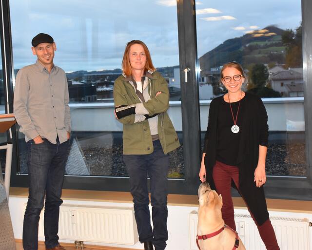 Die Verantwortlichen des Projektes: Danilo Dietsch, Geschäftsführer von "Q3. Quartier für Medien.Bildung. Abenteuer" aus Traunstein, Sarah Maria Kretschmer, Projektdurchführung und Konzeption und Sonja Messner, verantwortlich für Medien &amp; Gesellschaft bei Akzente Salzburg mit ihrem Hund Pauli. | Foto: Schrofner