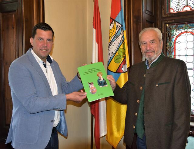 Gmundens Bürgermeister Stefan Krapf mit Hans Wagneder.
