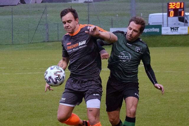 Spielszene der vergangenen Woche: Manuel Lüftenegger (Schwoich links) gegen Andre Klingler (Münster, rechts).