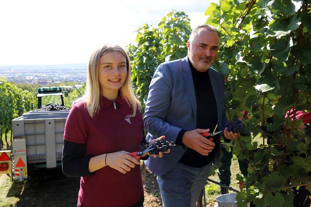 Landeshauptmann Hans Peter Doskozil mit Vivian Bliberger, Schülerin der Weinbauschule Eisenstadt