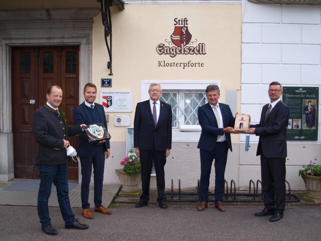 Engelhartszells Bürgermeister Roland Pichler (rechts) übergibt gemeinsam mit Alt-Bürgermeister Friedrich Bernhofer (Mitte) zum 40-Jahr-Jubiläum an die Vertreter der Festspiele "Europäische Wochen Passau" Kostproben der fünf Engelzeller Trappistenbiere und des Engelszeller Klosterlikärs.