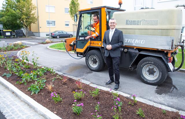 Bürgermeister Rudolf Scharinger besichtigte die neuen Kreuzungsbereiche. Wirtschaftshof-Mitarbeiter Johann Weiss hegt und pflegt diese.