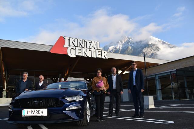 IC-Betreiber und Gemeinde feieren das neue Parkdeck im Obergeschoss (v.l.): Herbert Föger (IC), Michael Mayr (Autopark), Waltraud Haffner (IC), Fred Unterwurzacher (IC) und Bgm. Christian Härting