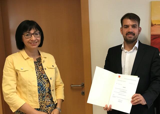Die Bezirkshauptfrau Birgit Wagner bei der Angelobung mit Kilian Brandstätter.