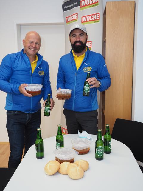 Gulasch-Lieferdienst des Lions-Club Leoben-Göß mit Patrick Stix und Kurt Galler. | Foto: WOCHE