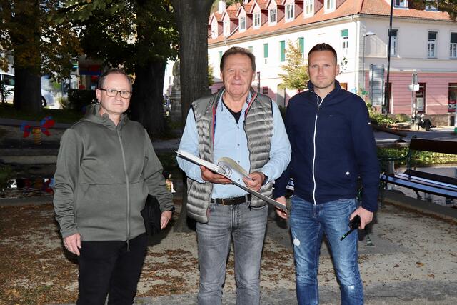 Die Kriminalbeamten GI Florian Schantl, GI Josef Gruber und BI Christian Wetzelberger (v.l.) am Tatort im Hartberger Rochuspark. | Foto: Alfred Mayer